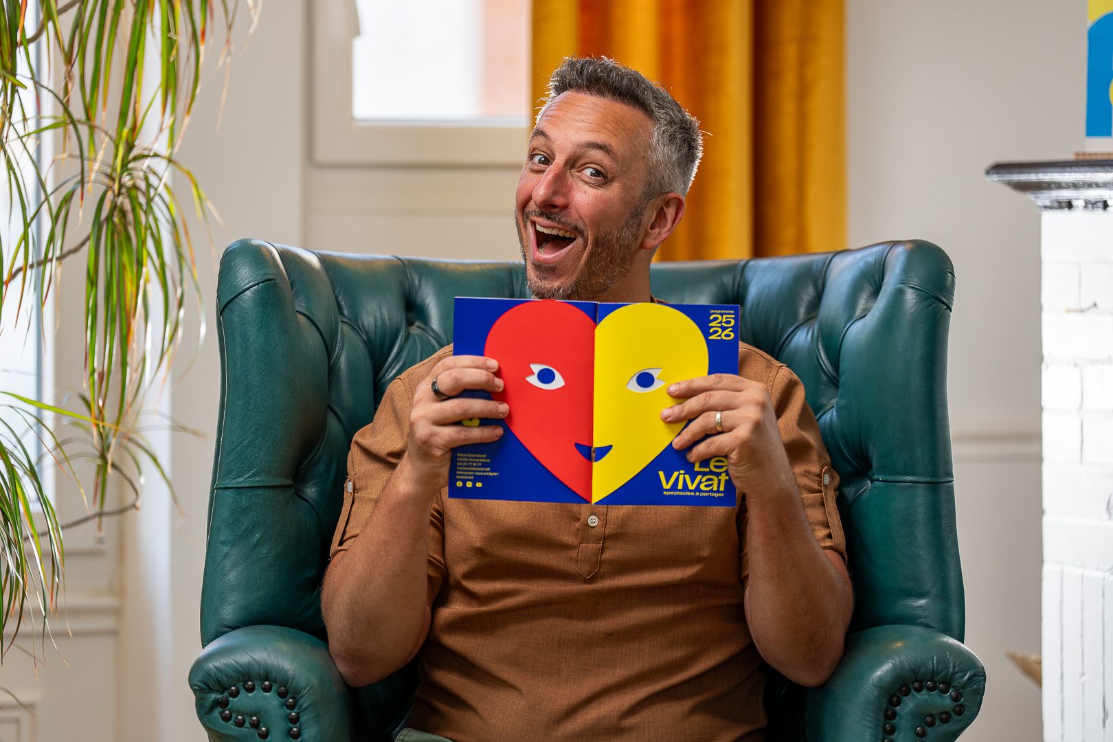Jérôme Jorda, fondateur de La Fabrik Du Print, avec un imprimé