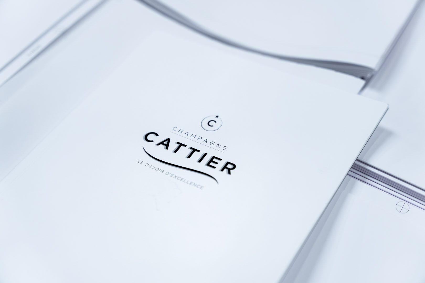 Papeterie Champagne Cattier imprimée en blanc sur blanc