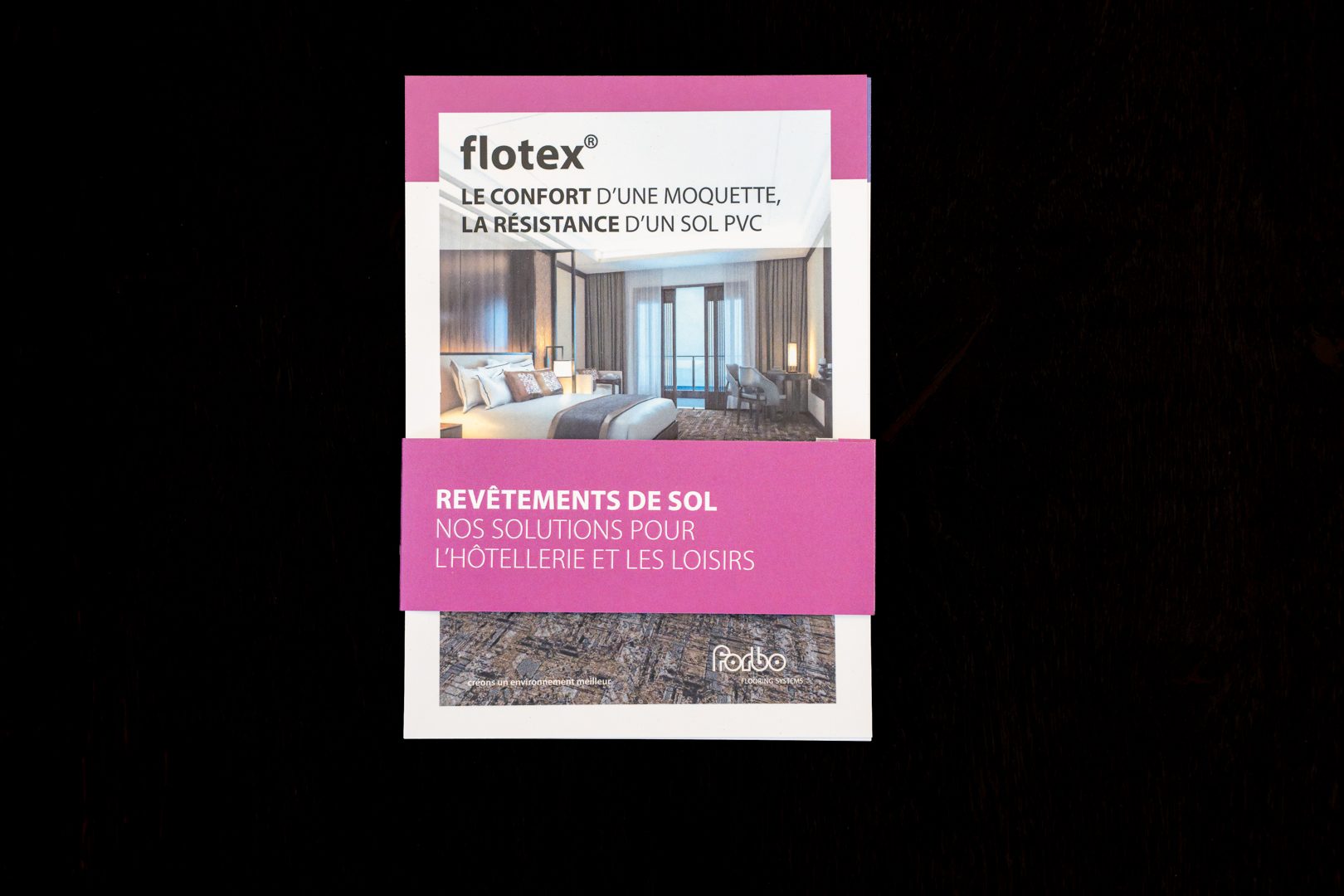 Présentoir rigide de documentation posé sur un comptoir