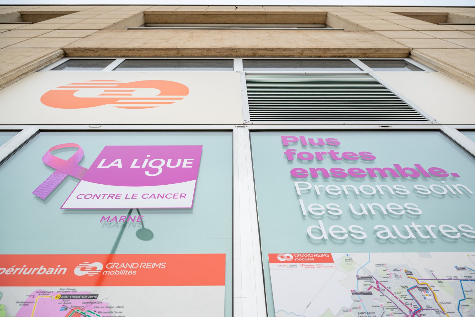 Vitrophanie Octobre Rose sur la vitrine d’une agence Citura