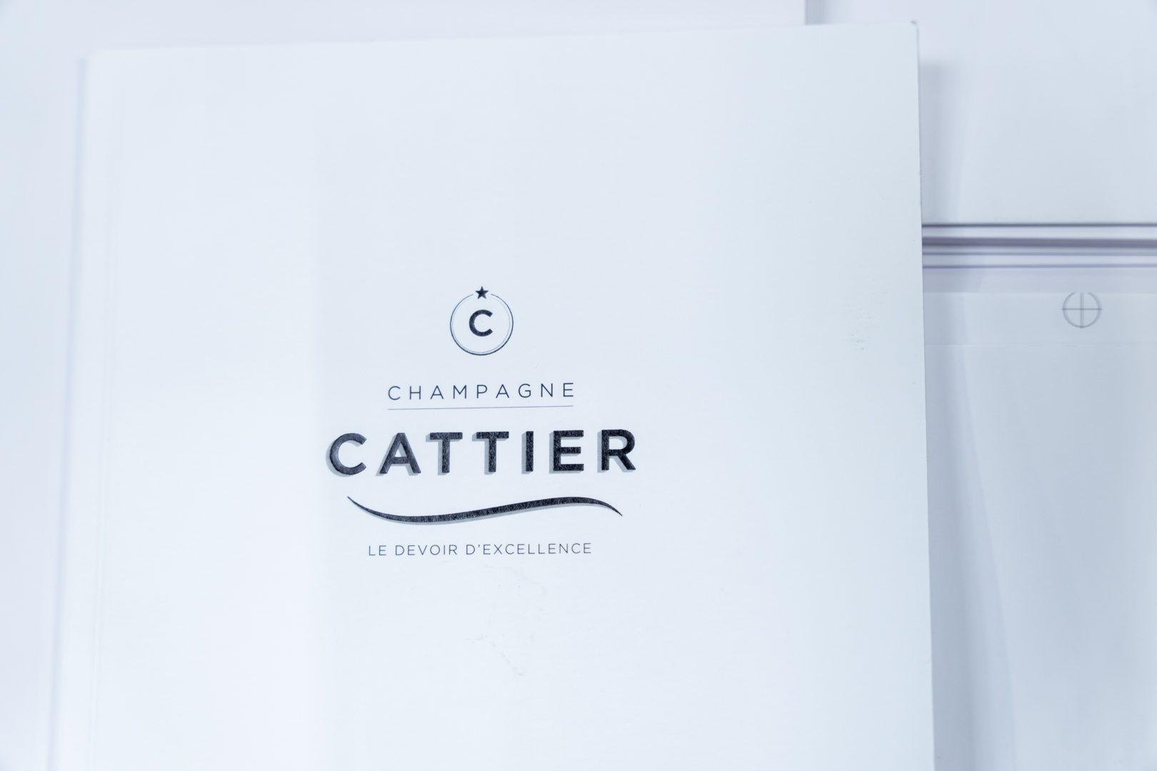 Papeterie Champagne Cattier imprimée en blanc sur blanc