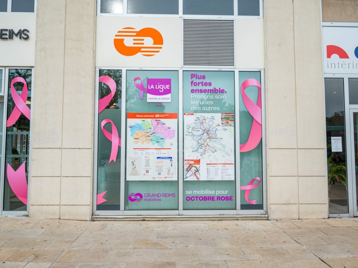 Vitrine de l’agence Citura habillée en vitrophanie Octobre Rose