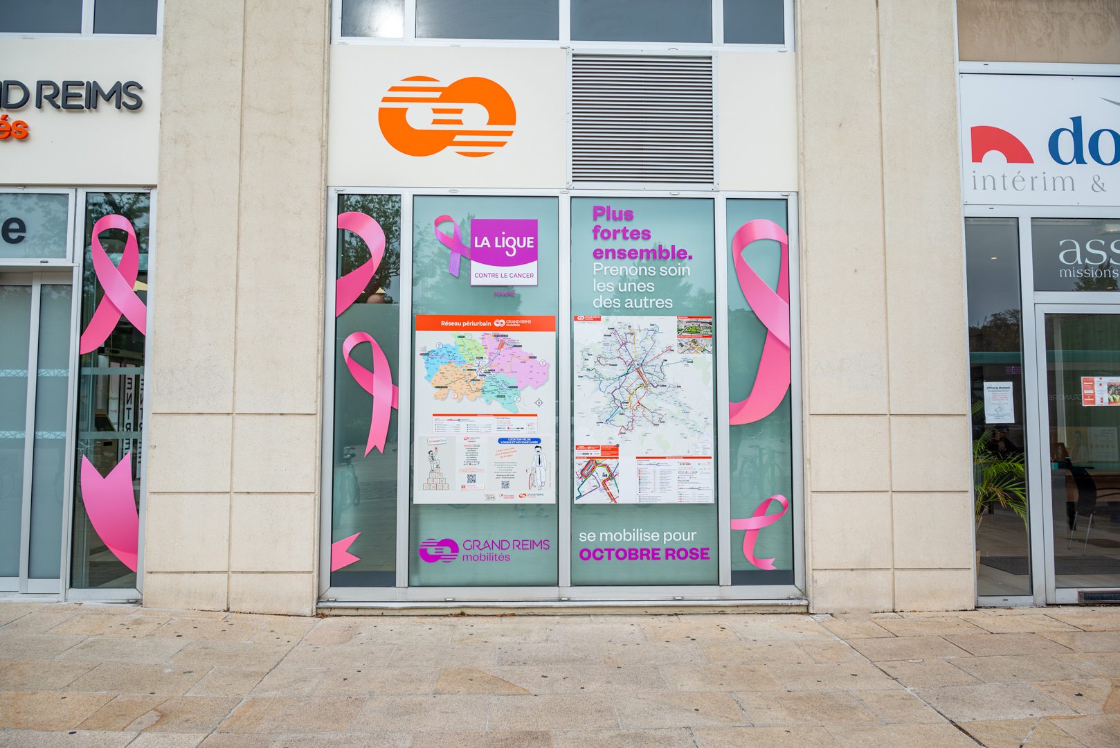 Vitrine de l’agence Citura habillée en vitrophanie Octobre Rose