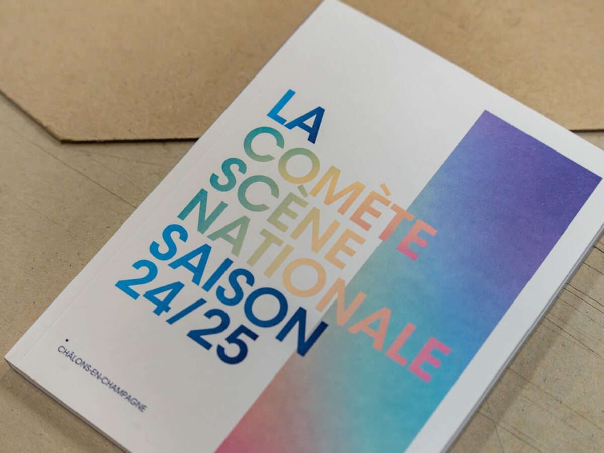 Brochure La Comète scène nationale saison 24-25 dans son enveloppe kraft