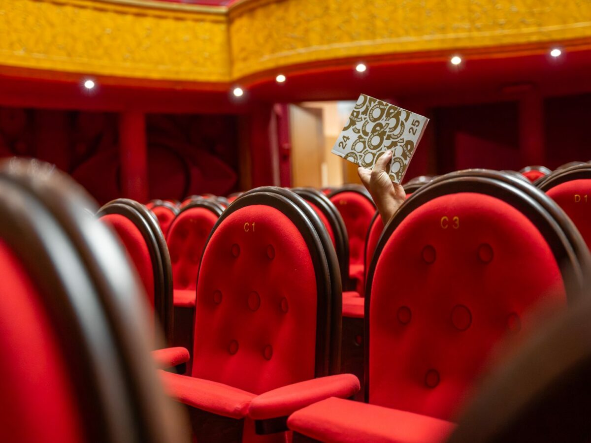 Programme de saison de l’Opéra de Reims posé sur les fauteuils rouges de la salle