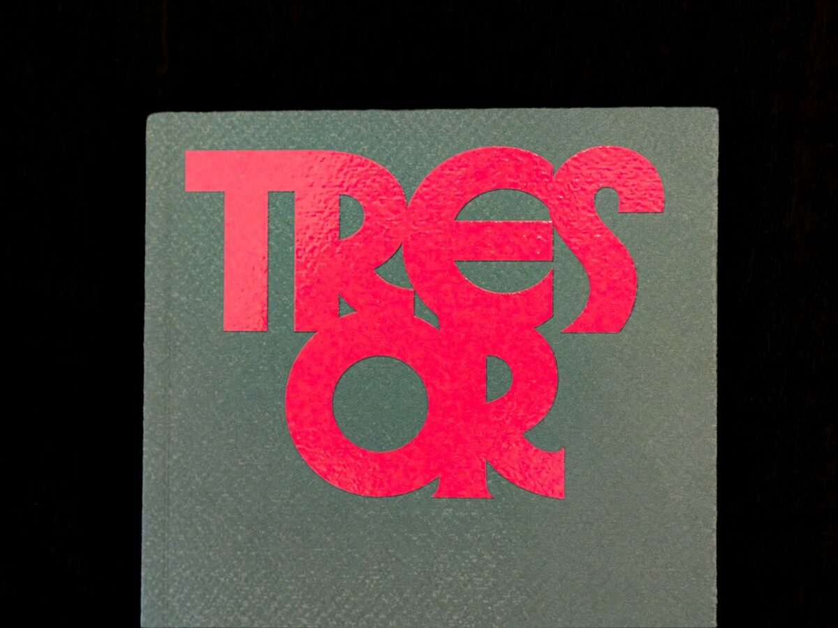 Couverture Trésor gaufrée en relief rouge sur papier gris
