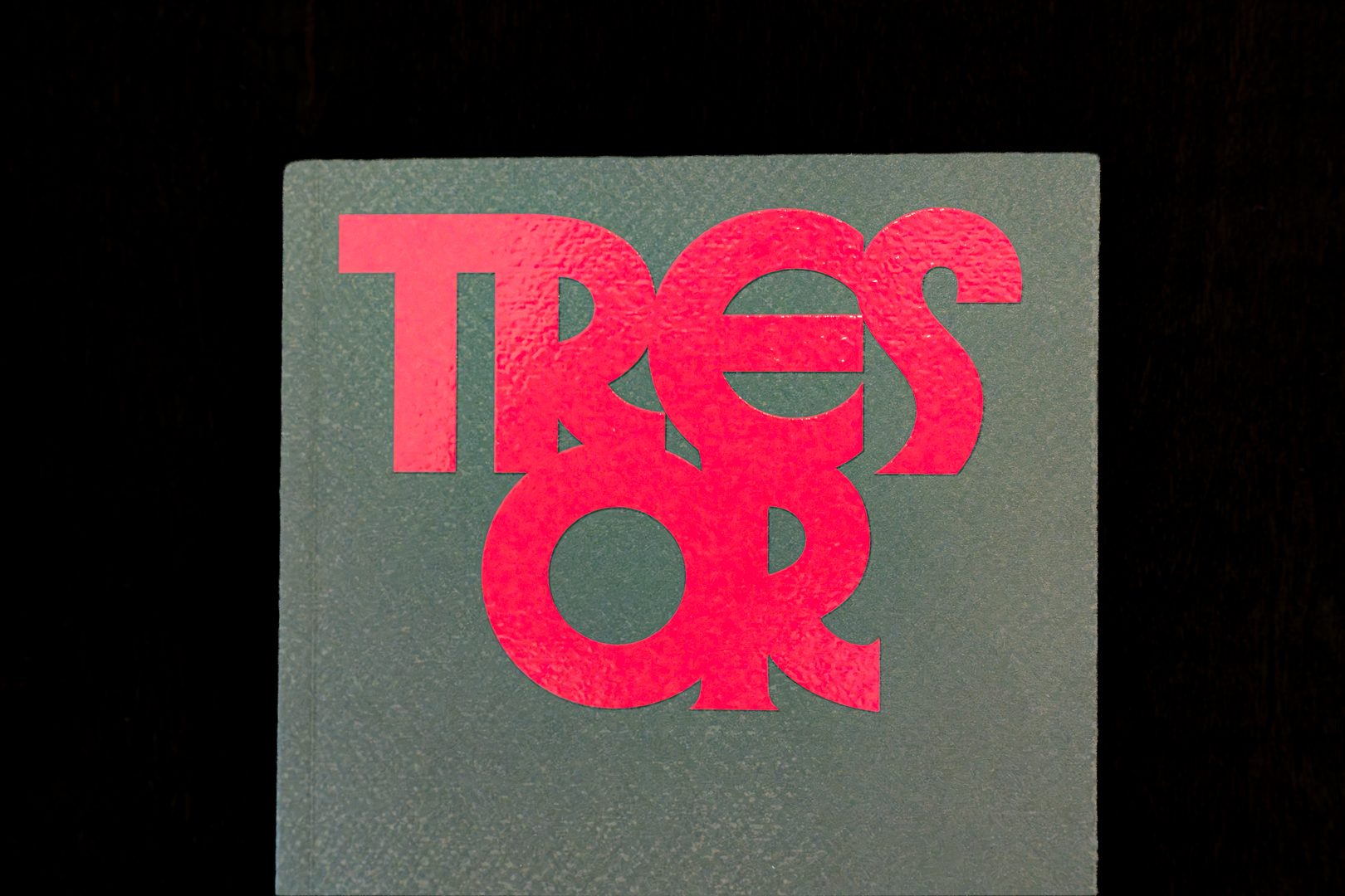 Couverture Trésor gaufrée en relief rouge sur papier gris