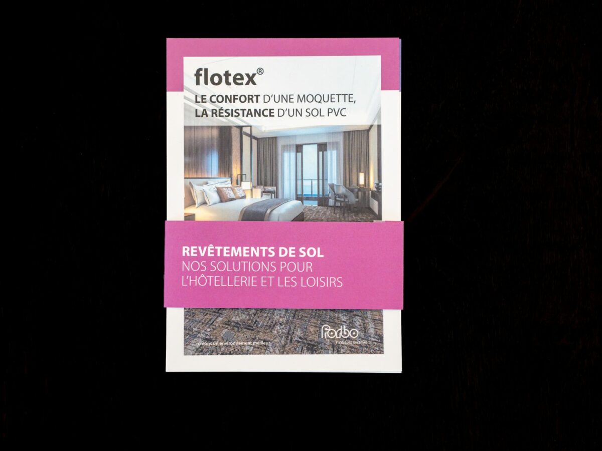 Présentoir rigide de documentation posé sur un comptoir