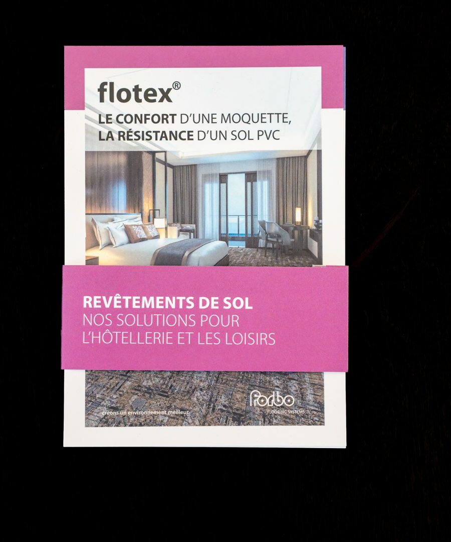 Présentoir rigide de documentation posé sur un comptoir