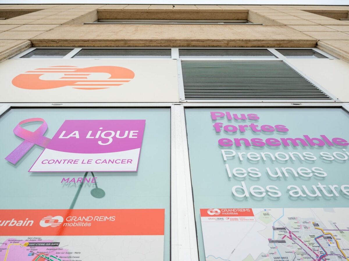Vitrophanie Octobre Rose sur la vitrine d’une agence Citura