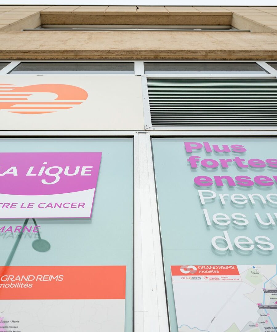 Vitrophanie Octobre Rose sur la vitrine d’une agence Citura
